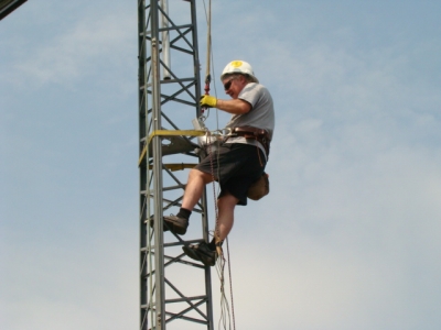 Antenna Raising at the club station_28